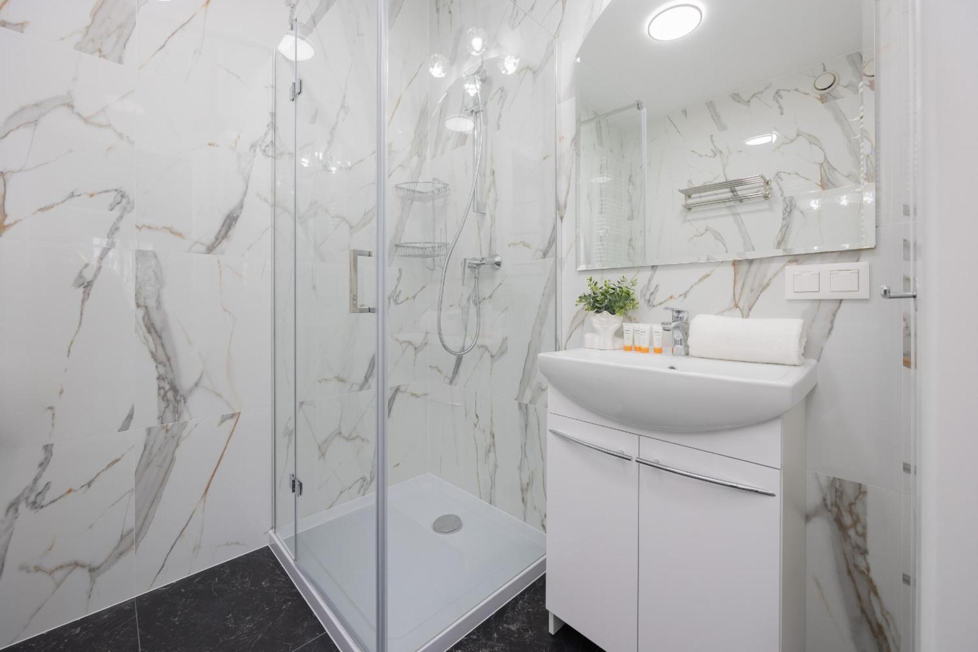 Spacious 120 M From The Metro Station By Renters Apartament *